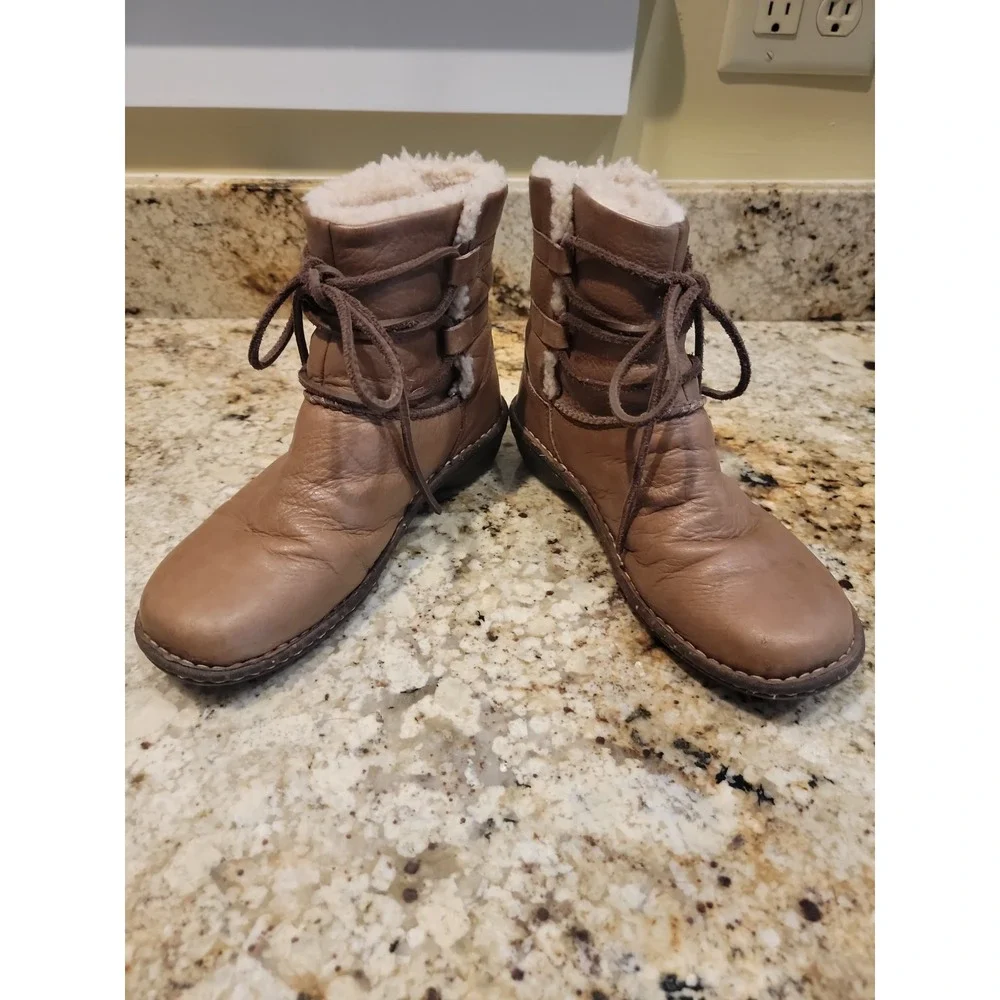 Ugg Women's Caspia 1932 Genuine Shearling Honey Brown Boots Size 8